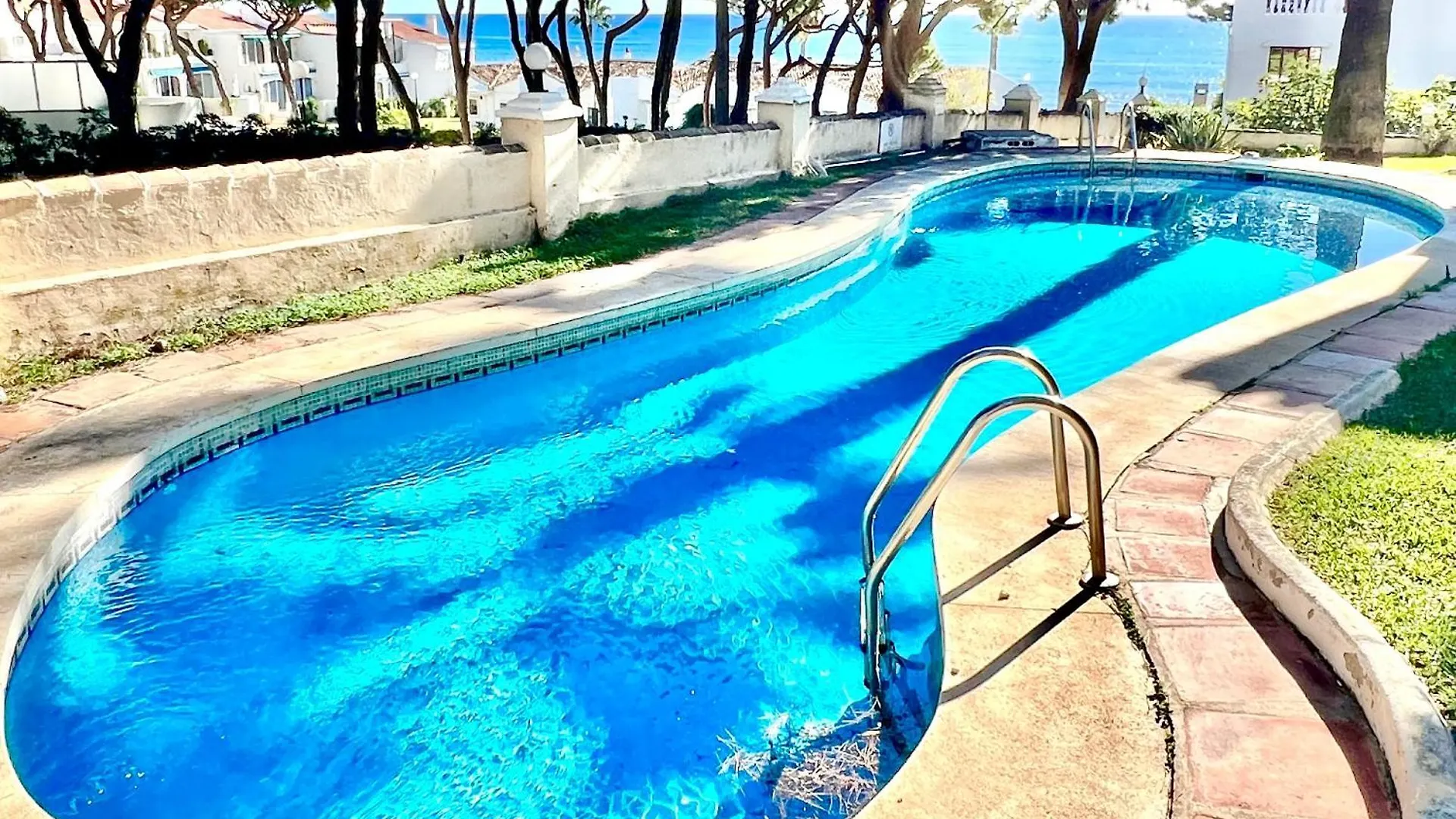 Mijas Costa - Beachside Apartment-B Sitio de Calahonda